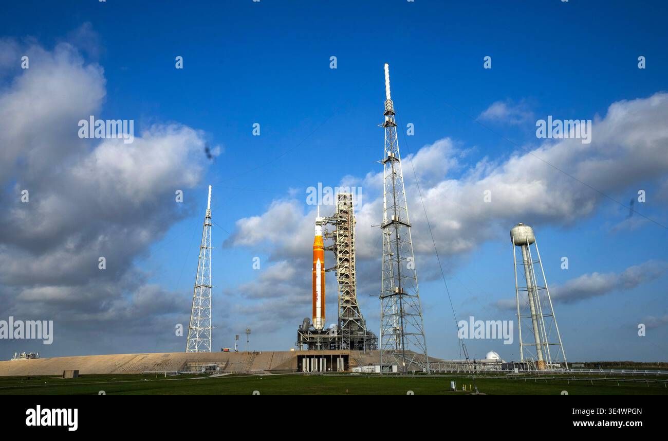 Kennedy Space Center, Usa. März 2026. Die Artemis II-Mondrakete der NASA mit dem Orion-Raumschiff liegt am Sonntag, den 29. März 2026, auf dem Launch Complex 39B im Kennedy Space Center in Florida. ARTEMIS II mit einer vierköpfigen Crew soll am 1. April 2026 starten und ist der erste bemannte Start, der den Mond seit mehr als 50 Jahren umkreisen wird. Foto: Pat Benic/UPI Credit: UPI/Alamy Live News Stockfoto