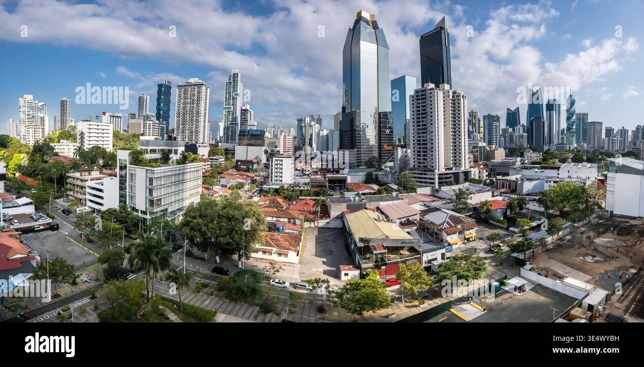 Moderne Wolkenkratzer von Panama City bei Golden Hour – Glastürme mit Blick auf den Pazifischen Ozean – Skyline von Punta Pacifica – Central America Travel Wall AR Stockfoto