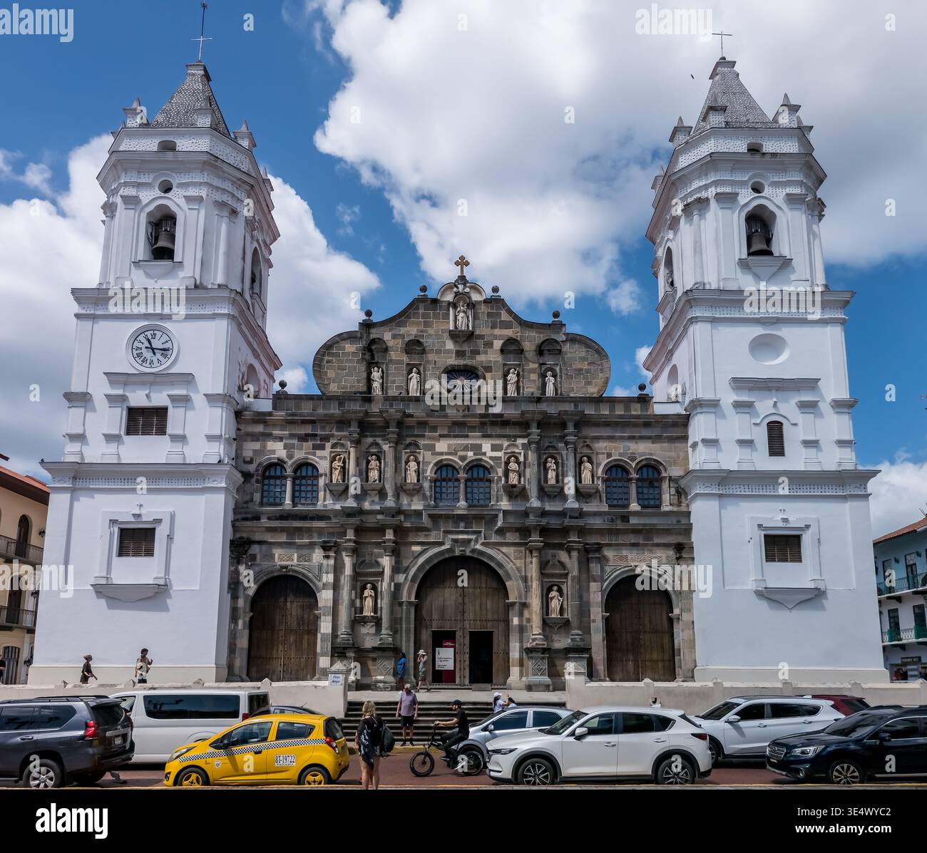 Metropolitan Cathedral Basilika Santa Maria die alte große Steinkirche nach einem Jahrhundert des Baus, mit aufragenden zwei Glockentürmen Stockfoto
