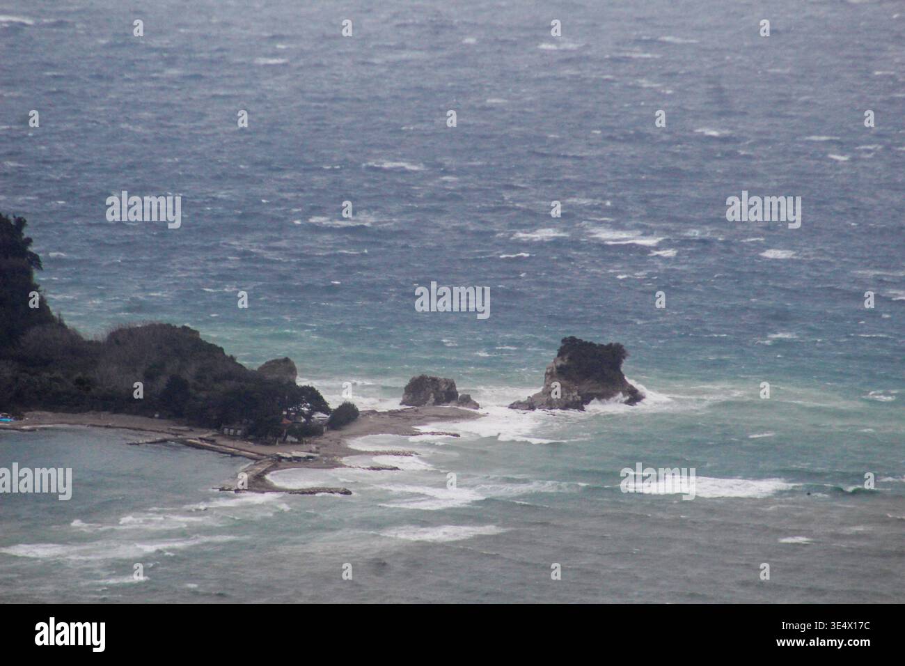 Felsige Küste der Insel Sveti Nikola in der Nähe von Budva, Montenegro, mit Wellen und dramatischer Adria-Landschaft. Stockfoto
