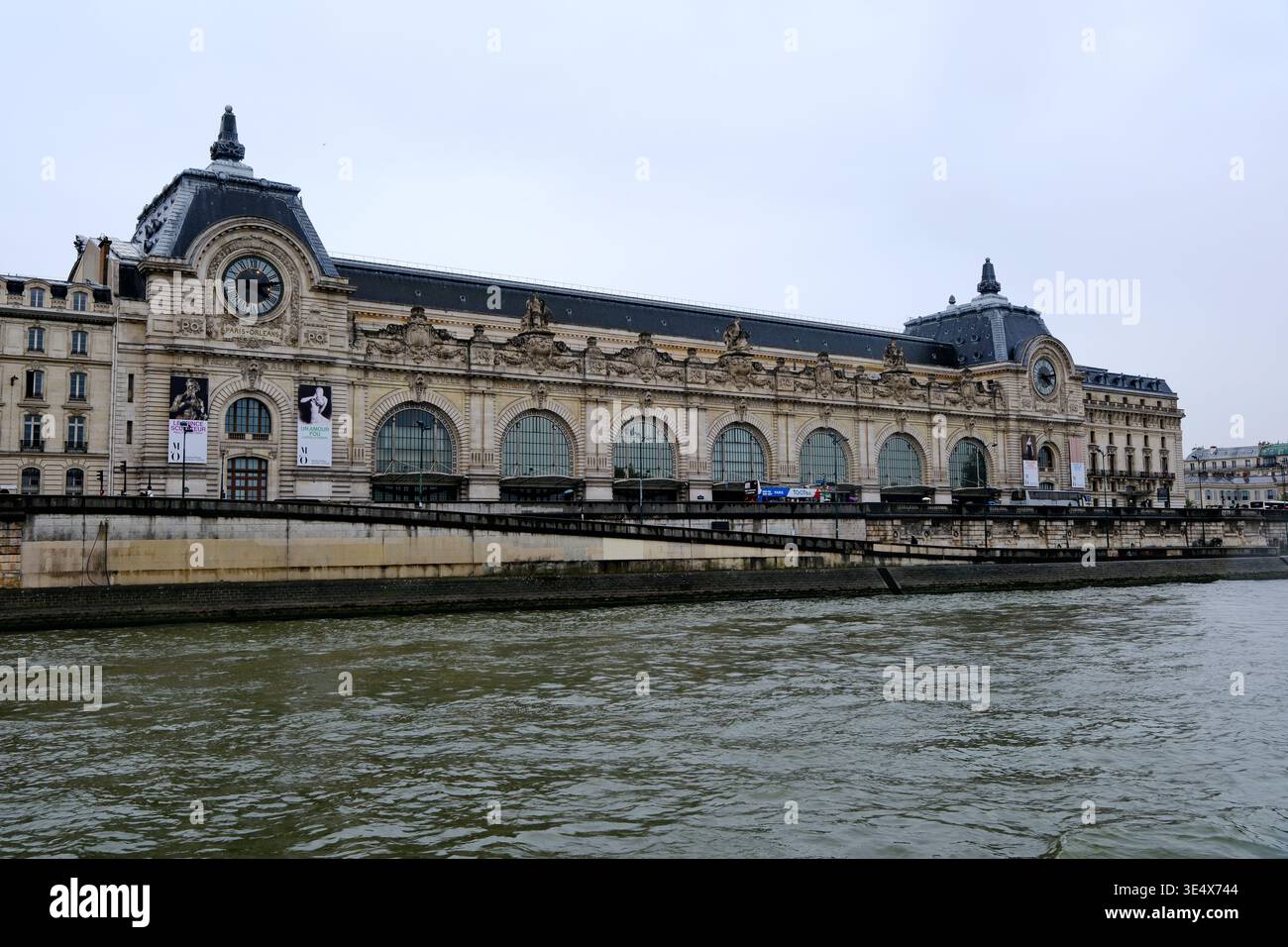 Paris, Frankreich - 3. Oktober 2025: Fassade des Musée d'Orsay entlang der seine Stockfoto