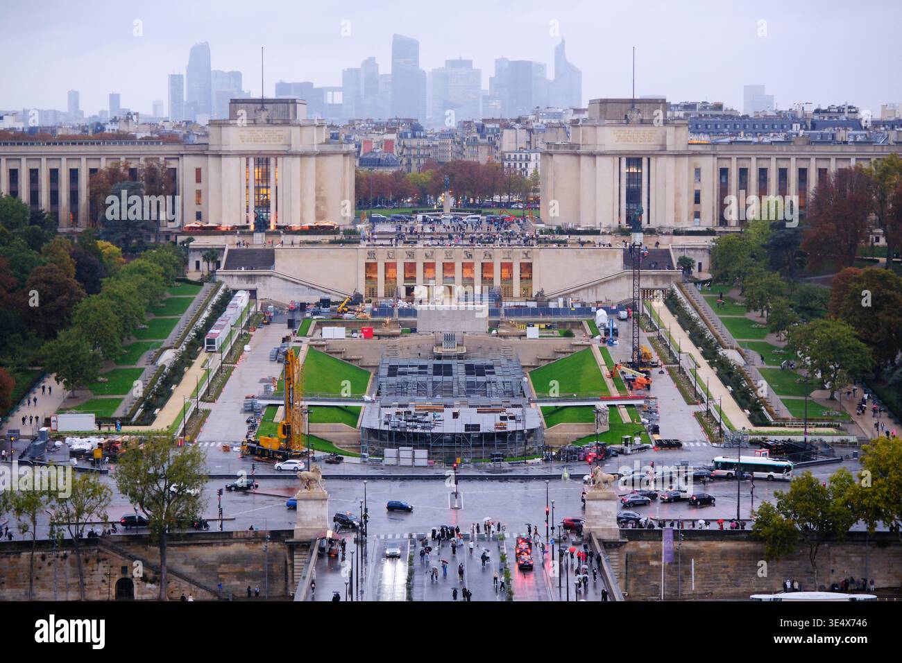 Paris, Frankreich-3. Oktober 2025: Hochwinkelblick auf Trocadéro, Palais de Chaillot und La Défense Viertel vom Eiffelturm Stockfoto