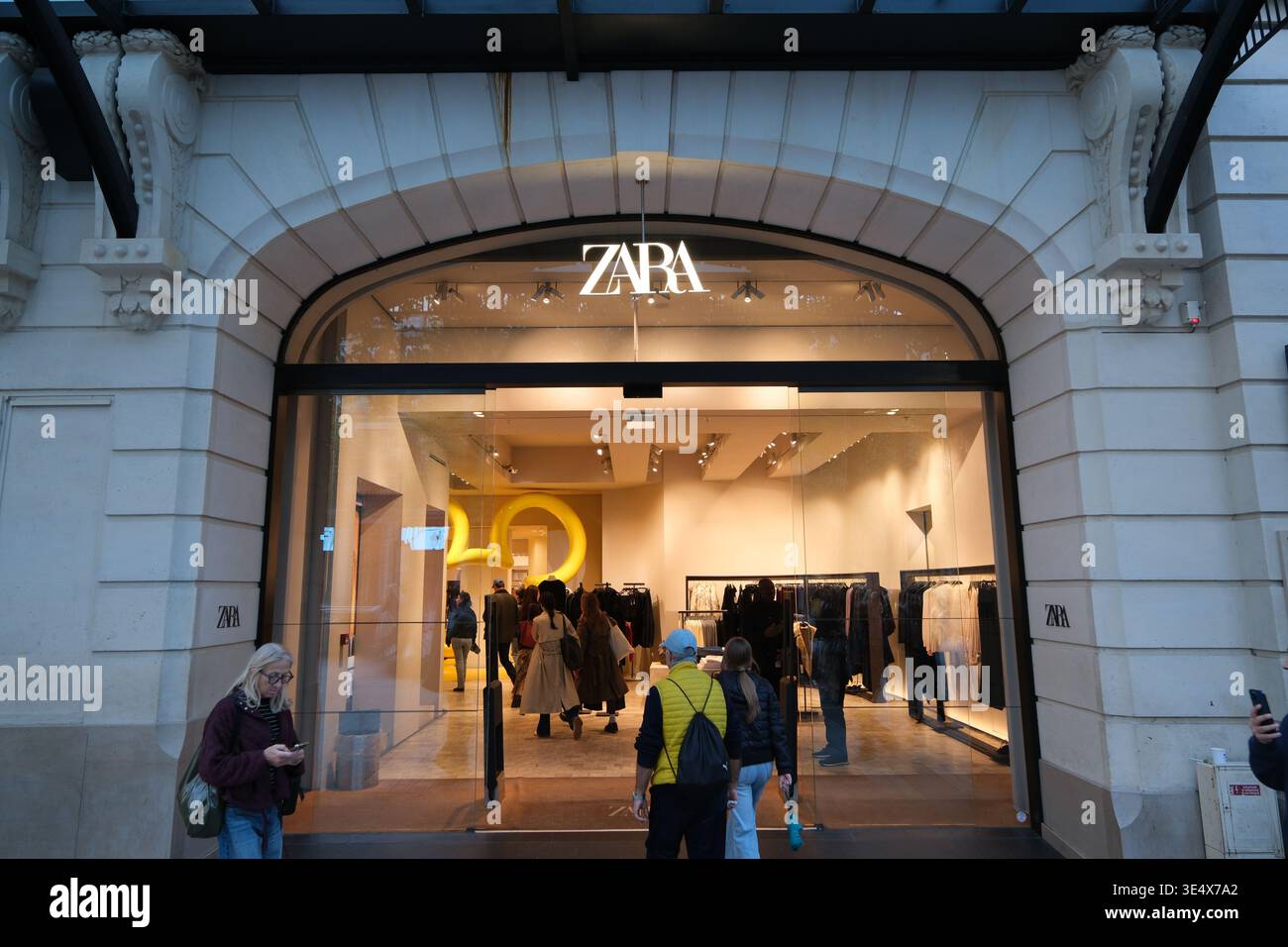 Paris, Frankreich, 5. Oktober 2025: Fassade des ZARA-Bekleidungsgeschäfts mit Menschen Stockfoto