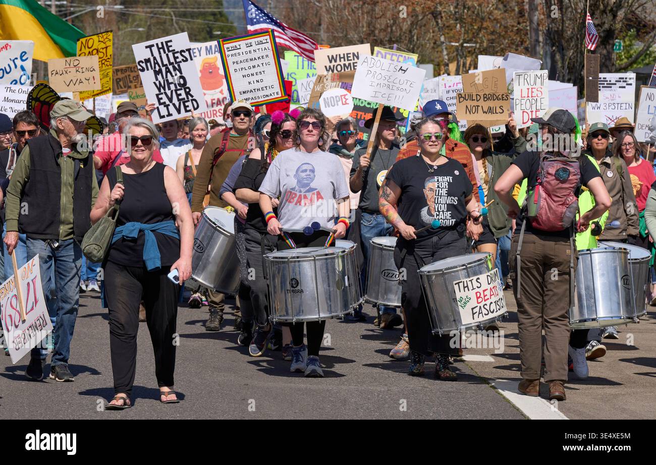 Die Schlagzeuger von Samba Ja führten am 28. März 2026 einen No Kings march in Springfield, Oregon. Stockfoto