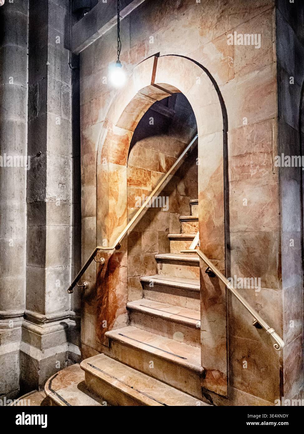 Treppen führen durch einen Bogen hinauf in Richtung der Kalvarienkapelle (alias Golgotha) in der Grabeskirche in der Altstadt von Jerusalem. Stockfoto