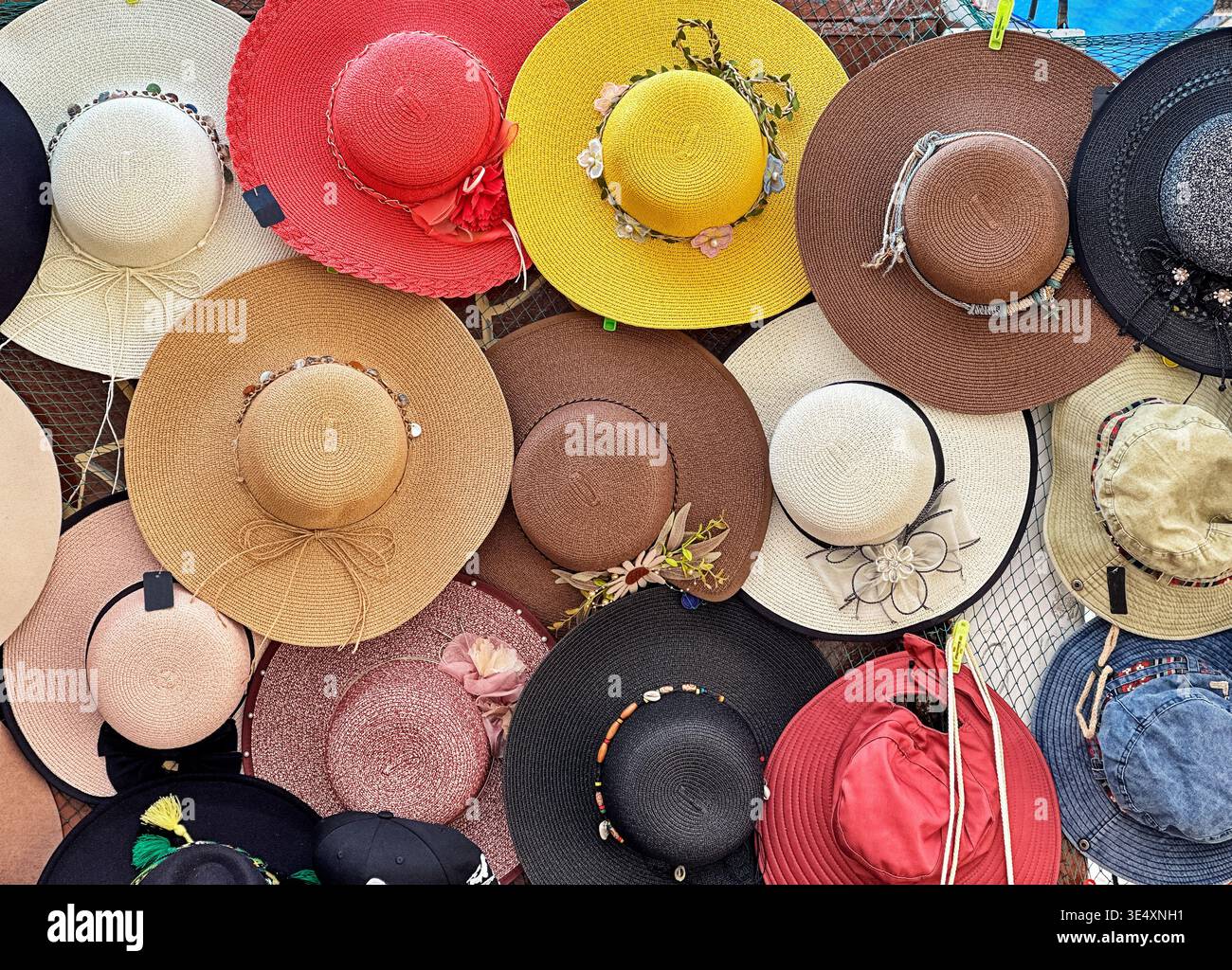 Eine Ausstellung farbenfroher Hüte in Cusco ist auf dem zentralen Markt von San Pedro Mercado zu sehen. Stockfoto