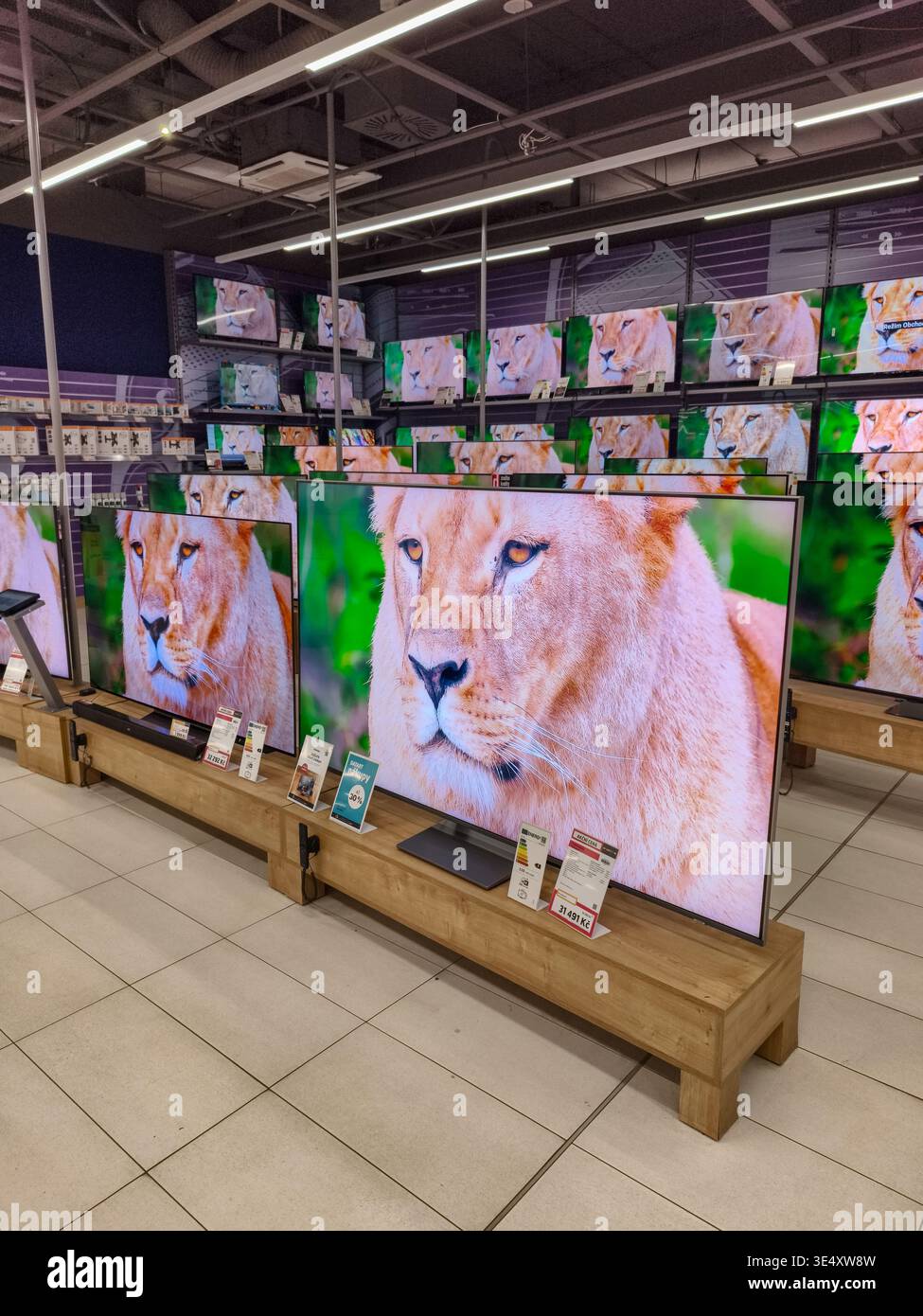 Prag, Tschechische Republik – 27. März 2026: Fernsehbereich mit Großbildfernsehern, Soundsystemen und Verkaufsregalen im Elektronikgeschäft Stockfoto