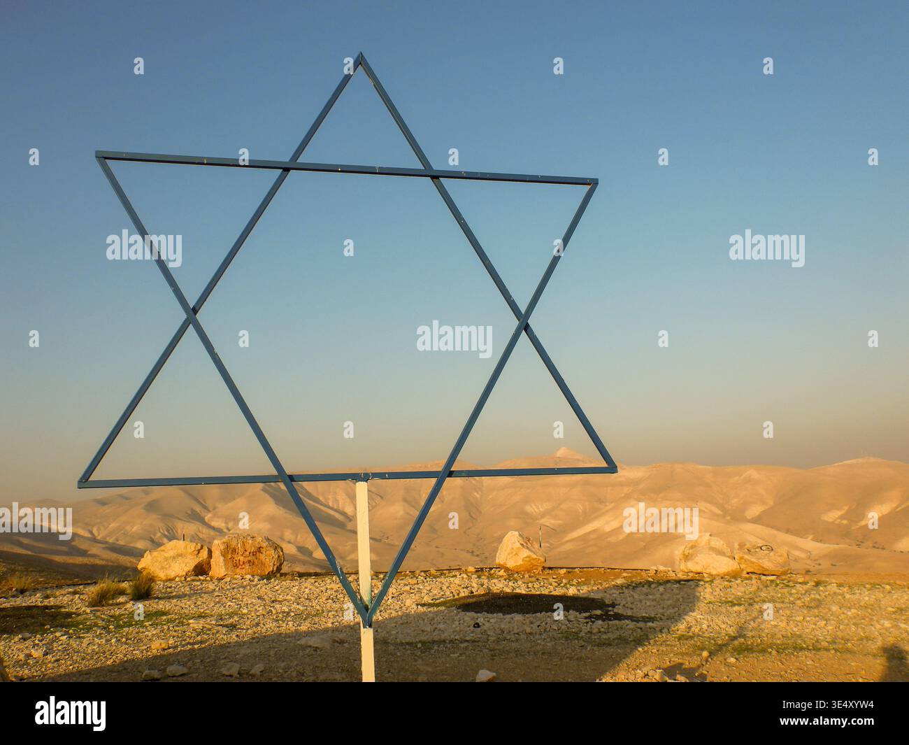 Das Symbol des Sterns Davids steht auf einer trockenen Berglandschaft und repräsentiert den jüdischen Glauben, das Erbe und das Land Israel im alten Jordan Rift Va Stockfoto