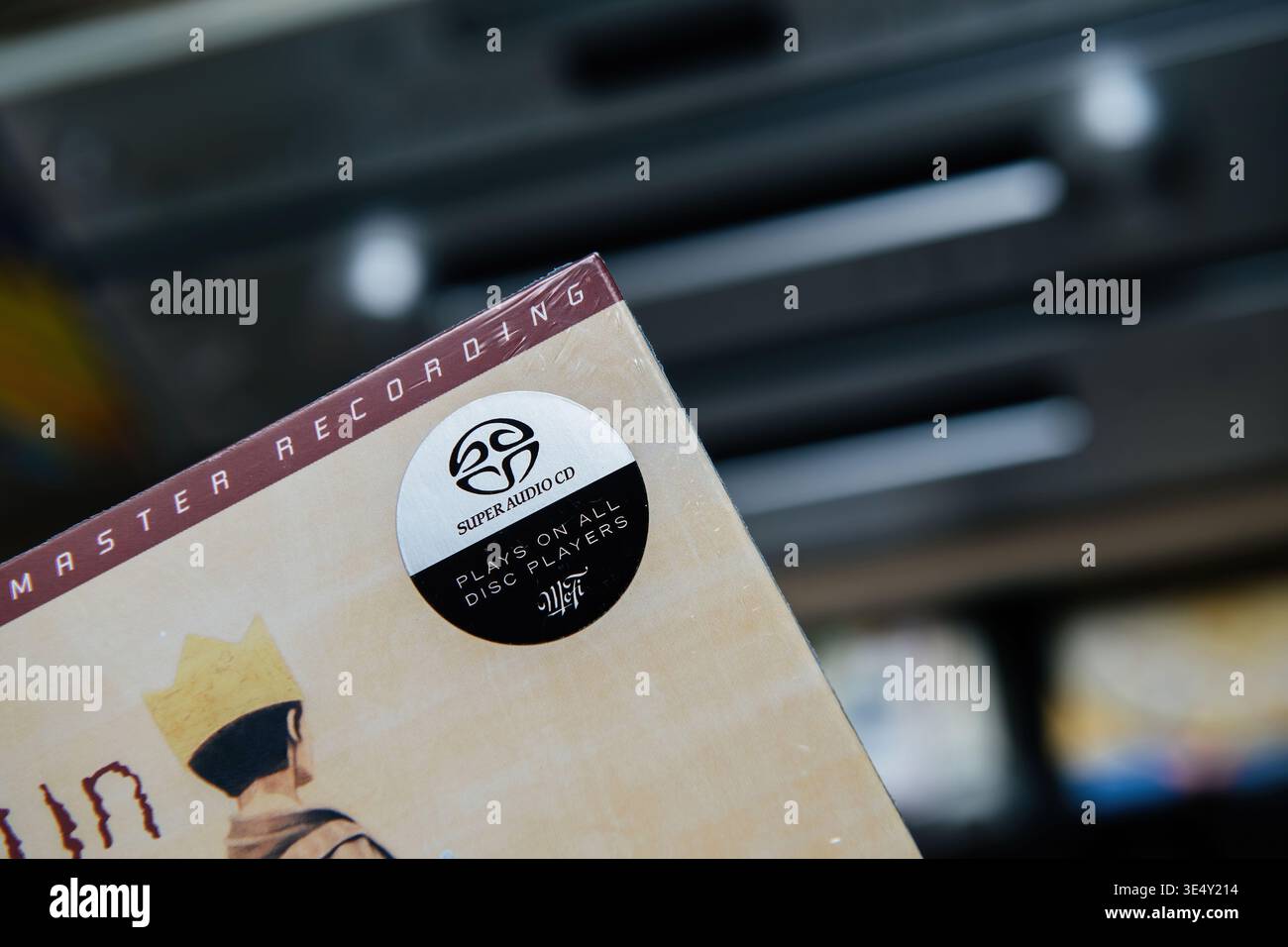 Paris, Frankreich - 14. Januar 2026: Point of View Nahaufnahme einer Mobile Fidelity Sound Lab SACD-Albumecke mit Logo vor einem verschwommenen High-End-Au Stockfoto