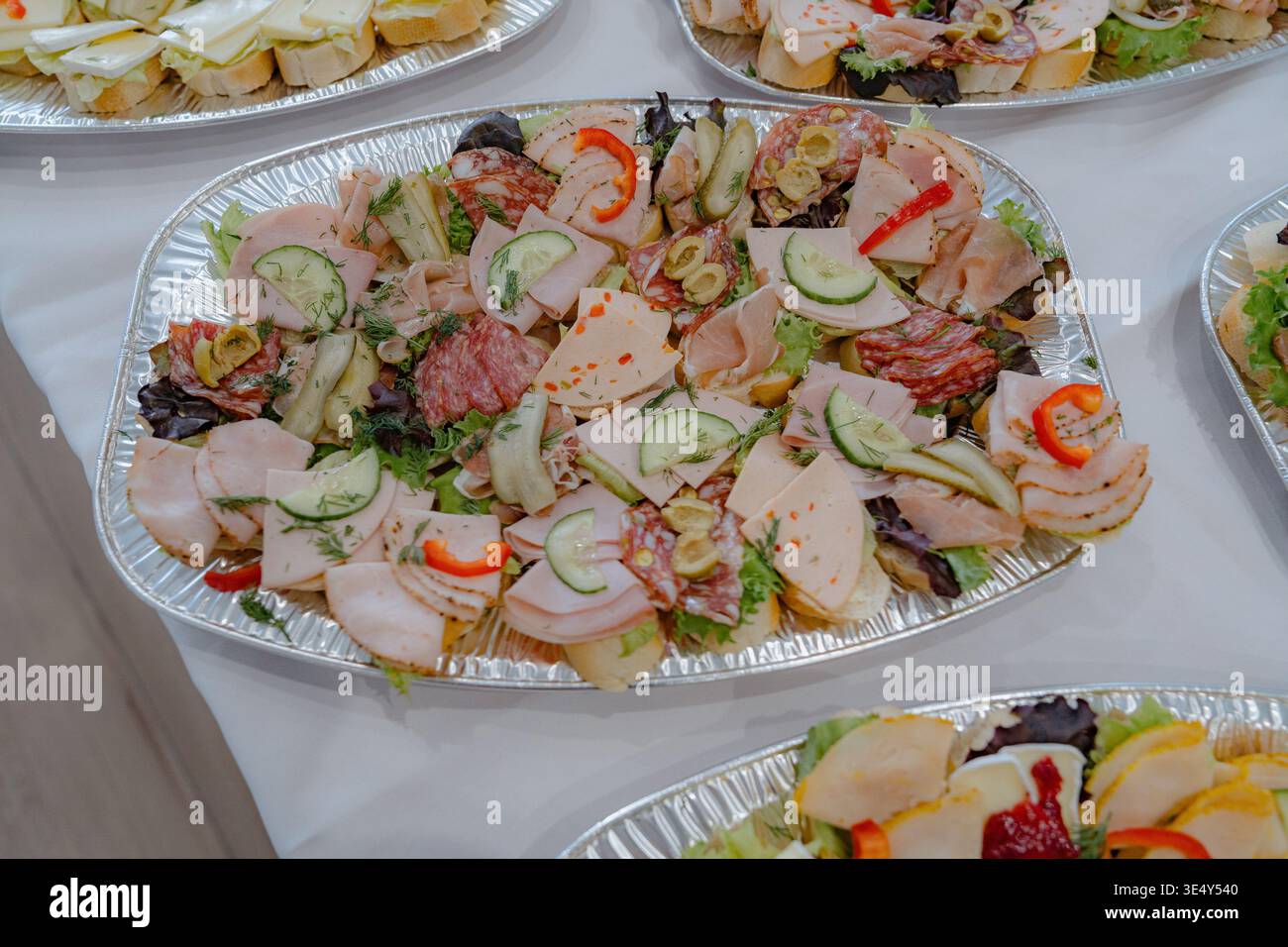 Catering-Tablett mit verschiedenen Aufschnitt-, Gemüse- und Beilagen. Reichhaltige Vorspeisen für Buffet, Party oder Business-Event. Stockfoto