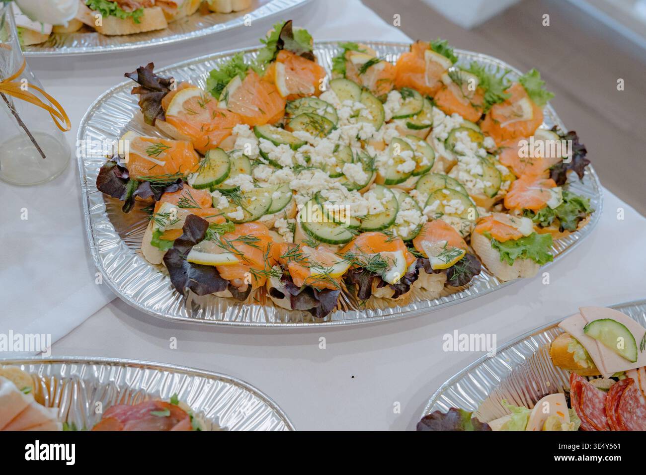 Frischer Gemüsesalateller mit Gurke, Gemüse und Garnierung auf Catering-Tablett. Gesunde Option für Buffet, Party oder Event Catering. Stockfoto