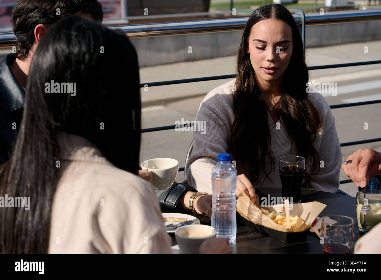 Freunde genießen im Café einen Brunch im Freien Stockfoto