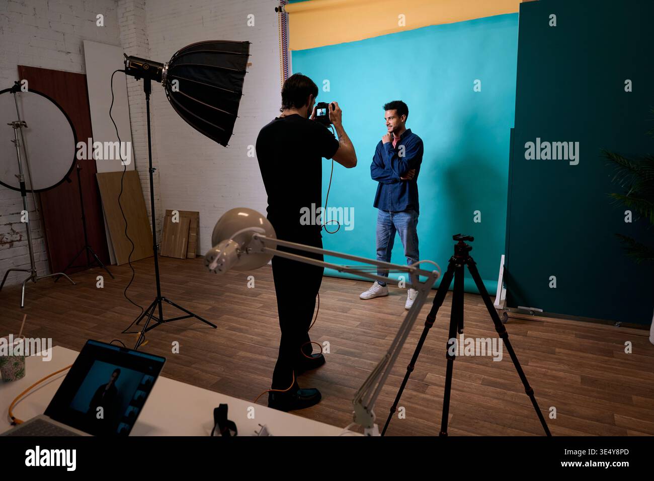 Fotograf, der Porträts von männlichen Personen im Studio macht Stockfoto