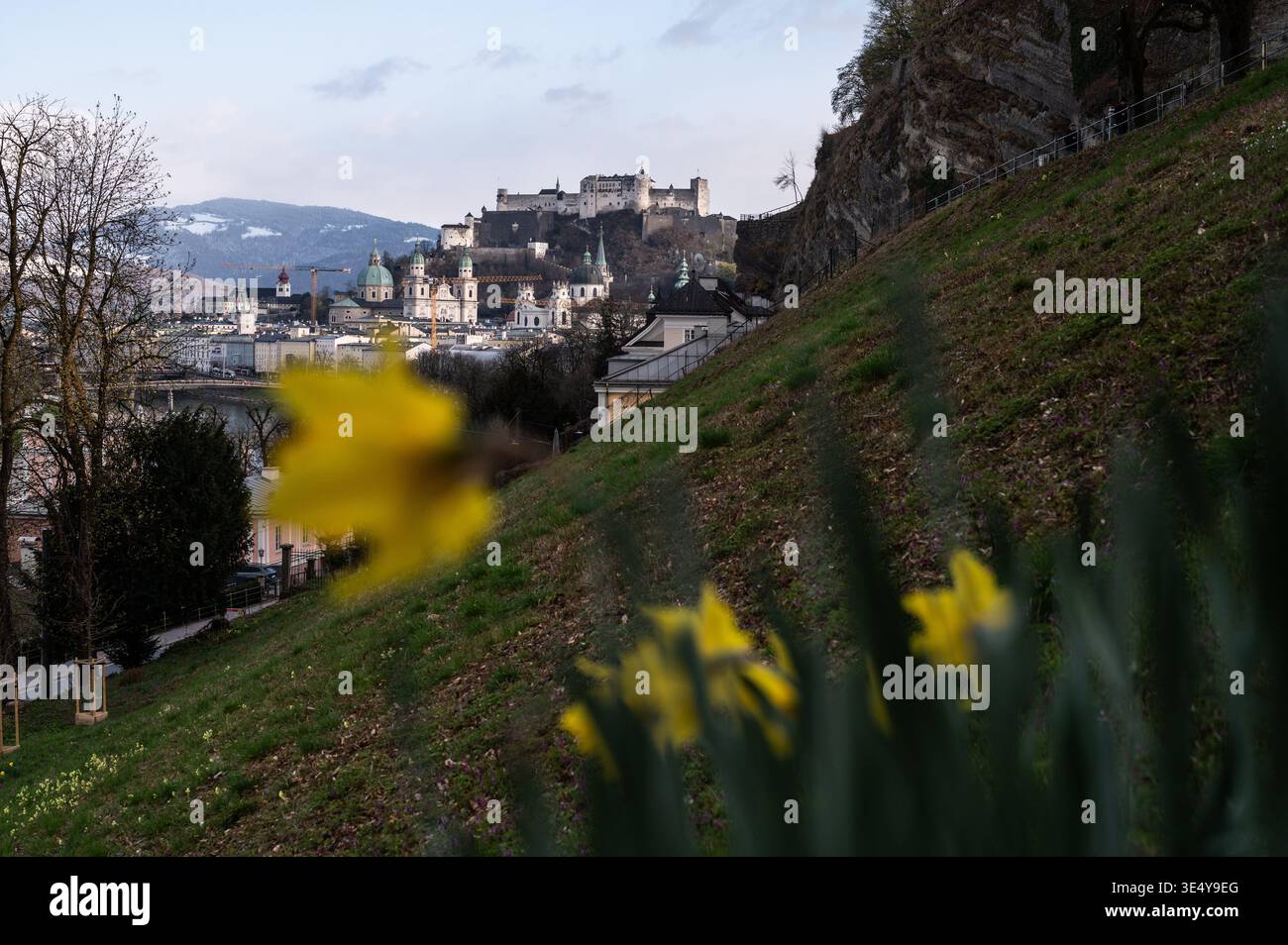 Blick auf die Festung Hohensalzburg mit eingeschneiten Bergen am Horizont am 27.03.2026. // Blick auf die Festung Hohensalzburg mit schneebedeckten Bergen am Horizont am 27. März 2026. - 20260327 PD12304 Stockfoto