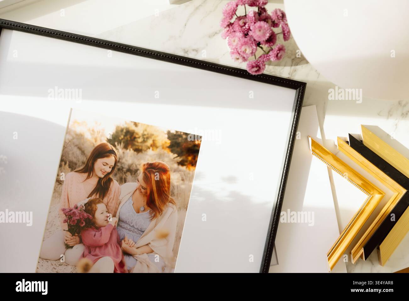 Gerahmtes Familienporträt mit Matte und Dekor Stockfoto