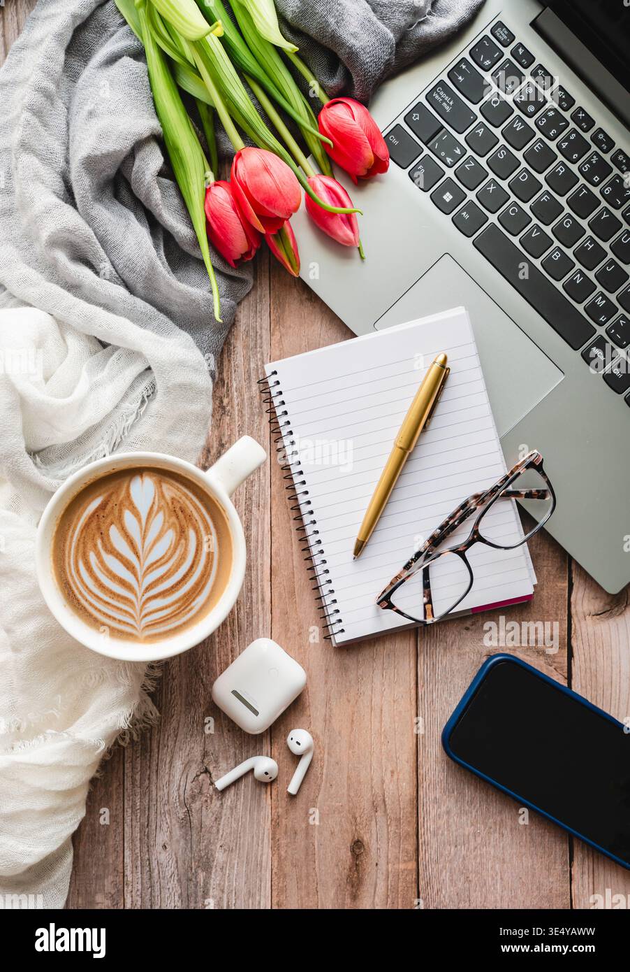 Draufsicht auf die Arbeitsszene mit Computer, Telefon, Kaffee, Notizblock. Stockfoto