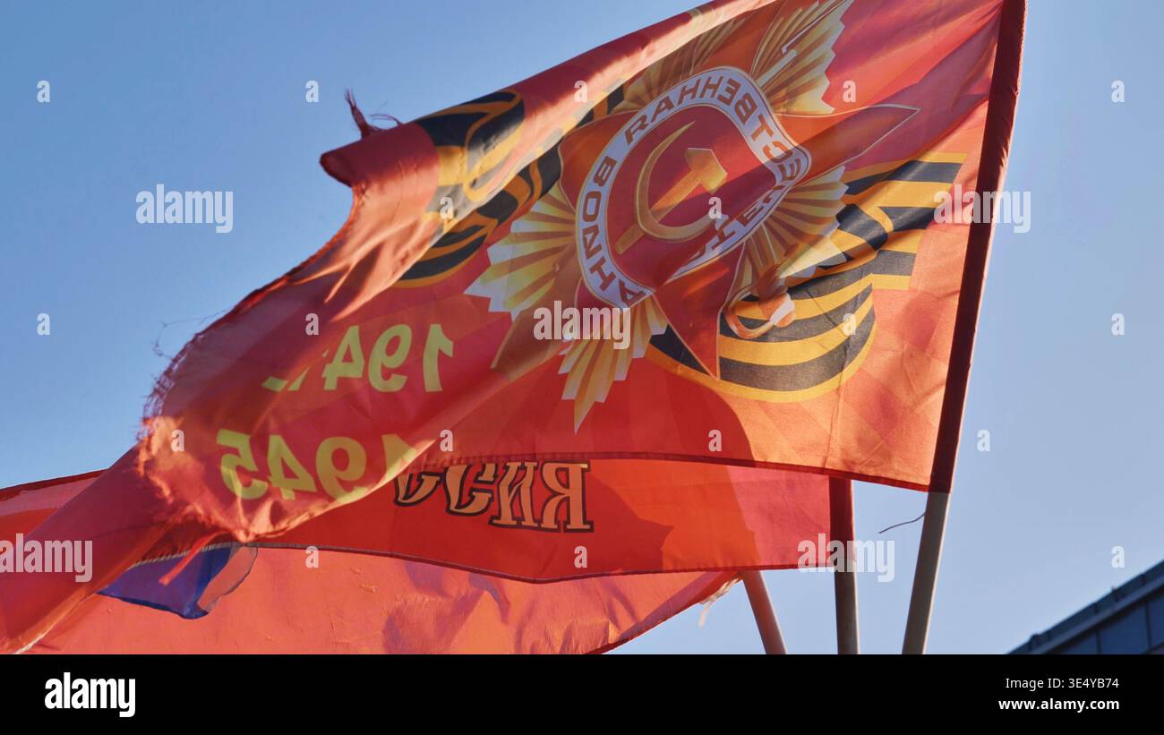 Rotes sowjetisches Siegesbanner mit Hammer- und Sichelsymbol bei starkem Wind Stockfoto