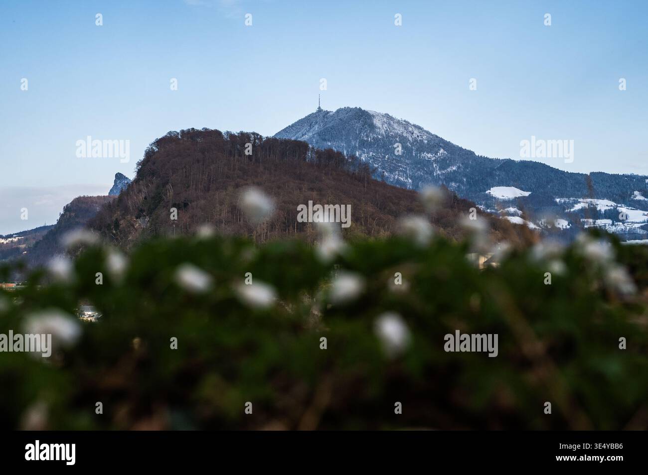 Eingeschneite Berge und frühlingshafte Täler. Wetterumschwung und Kälteeinbruch im Frühling am Gaisberg und in der Stadt Salzburg am 27.03.2026. // schneebedeckte Berge und frühlingshafte Täler. Wetterwechsel und Kälteeinbruch im Frühjahr in Salzburg am 27. März 2026. - 20260327 PD12266 Stockfoto