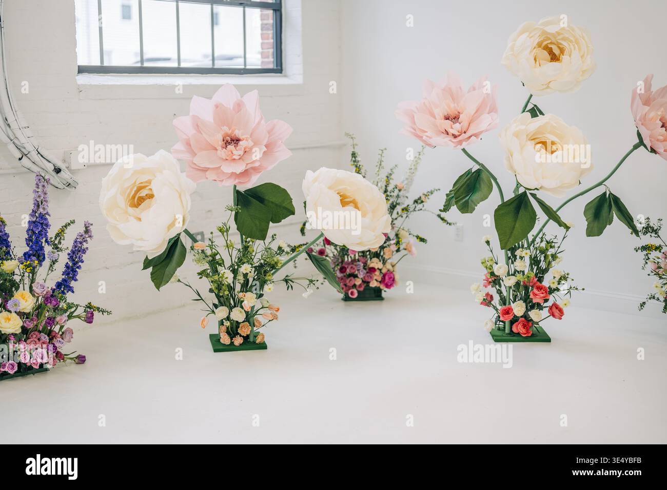 Riesige Papierblumen schaffen eine wundervolle Blumendekoration Stockfoto