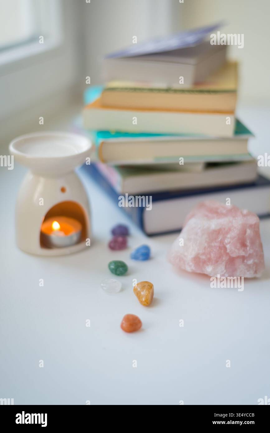 Kristalle, Kerzen und ein Haufen Bücher Stockfoto