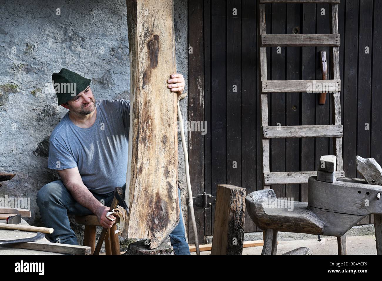 Ein Zimmermann bereitet ein Stück Holz für die Arbeit vor Stockfoto