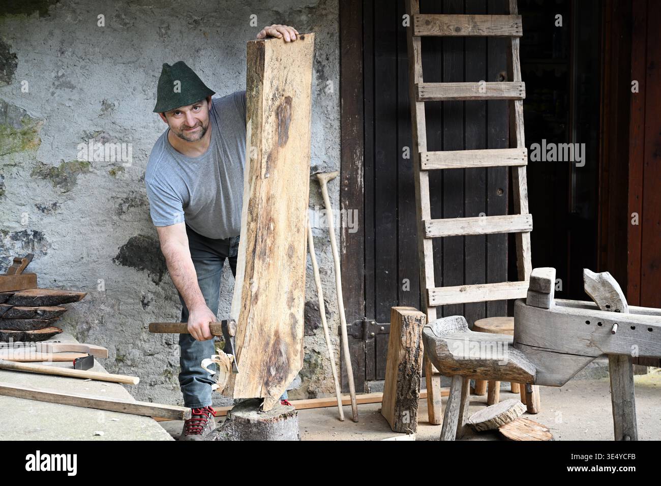 Ein Zimmermann bereitet ein Stück Holz für die Arbeit vor Stockfoto