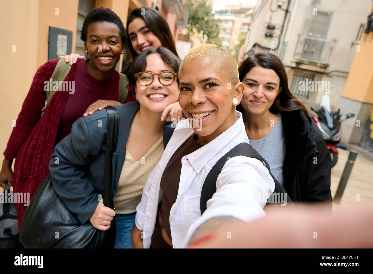 Eine Gruppe von Frauen, die lächelnd ein Selfie machen Stockfoto
