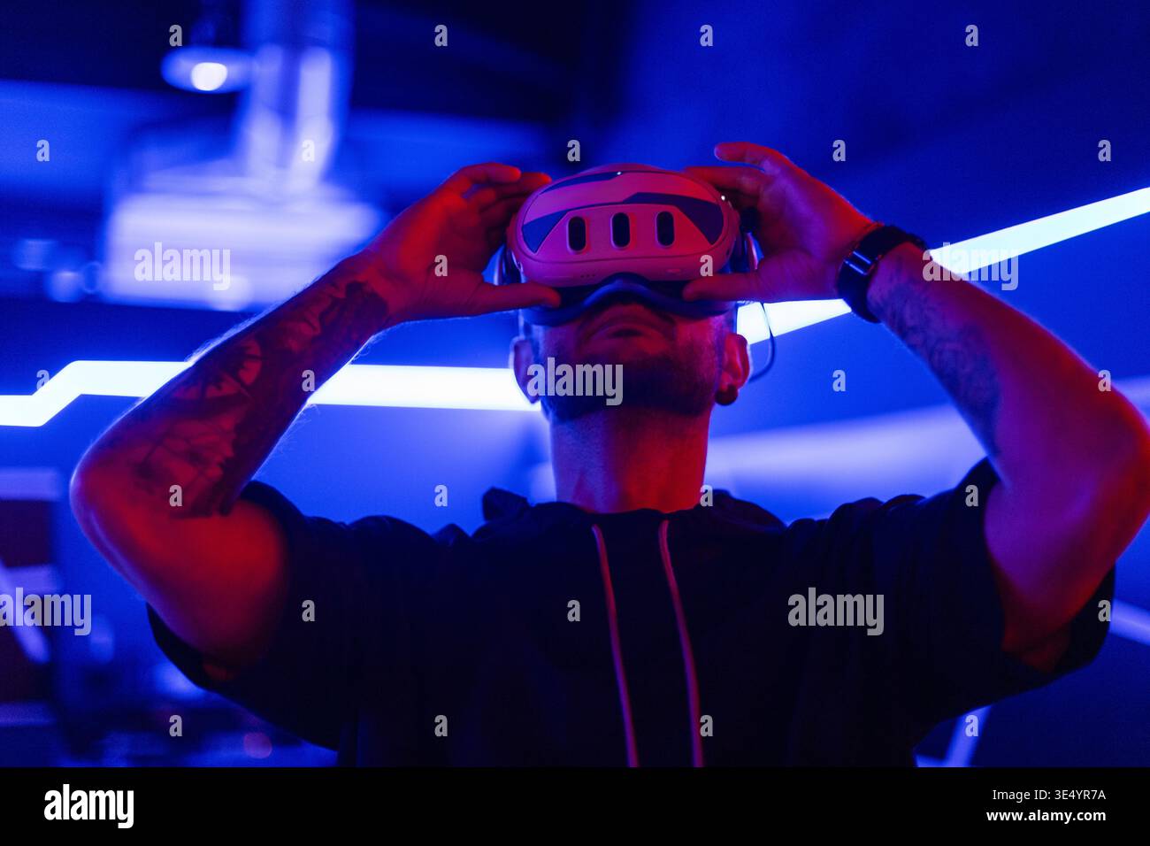 3D-Technologie, virtuelle Realität, Unterhaltung, Cyberspace-Konzept. Junger gutaussehender Mann mit VR-Brille Headset mit Kopfdisplay, spielt VI Stockfoto