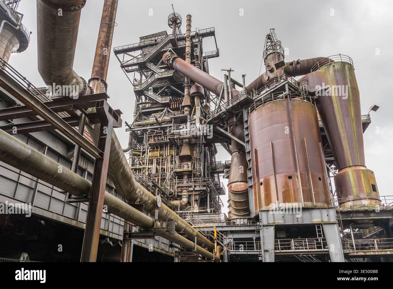 Blick auf Hochofen Nr. 5. Er war der letzte und modernste Hochofen im Thyssener Stahlwerk Meiderich, der 1973 in Betrieb ging und aus Erz bei Temperaturen von bis zu 2.000 °C spezielles Roheisen produzierte – als Ausgangsstoff für das Thyssener Stahlwerk. Es war das letzte, das am 4. April 1985 nach nur 12 Jahren aufgrund von Krisen auf dem Stahlmarkt stillgelegt wurde. Duisburg, Nordrhein-Westfalen, Deutschland Stockfoto