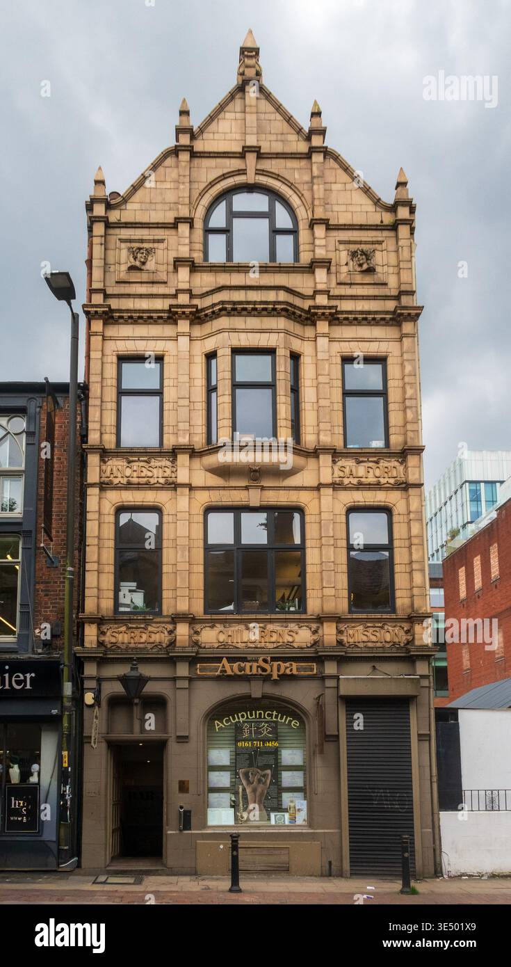 Viktorianische Sandsteinfassade des ehemaligen Manchester and Salford Street Childrens Mission Building, heute Geschäftsgebäude in Manchester, England Stockfoto