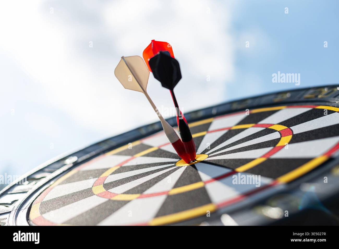 Zieltafel, rote und weiße Kreise mit Pfeilen, Pfeile, Zielgruppen, Marketingpublikum oder Bisiness-Aktien auf blauem Himmel Stockfoto
