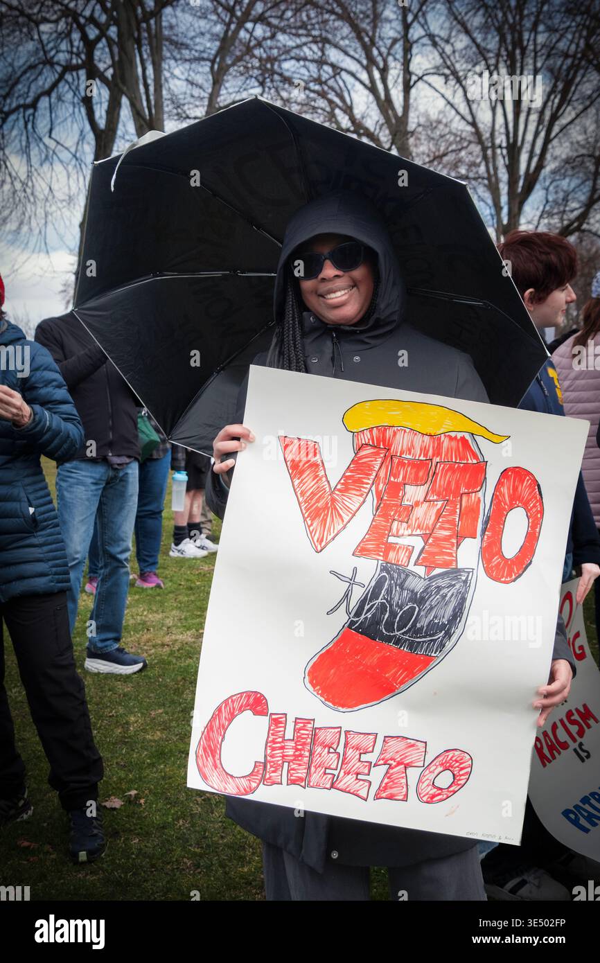 Eine Szene aus der No Kings Day 3 Rallye 2026 in Beacon, New York. Aveto, das Cheeto-Schild, das Trumps orangefarbenes Make-up und seine Hautfarbe verspottet. Stockfoto
