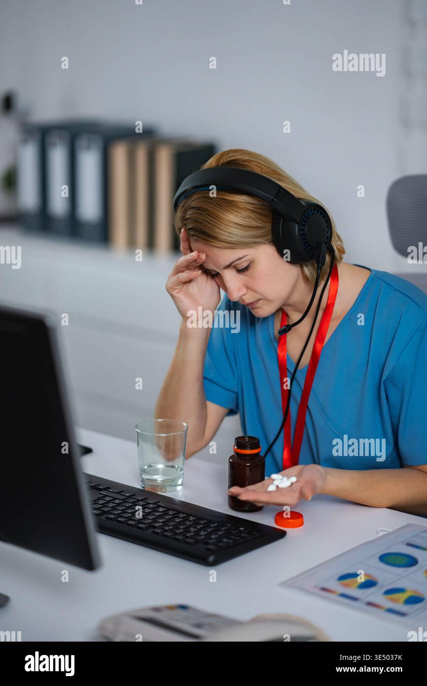 Gestresster Arzt, der Pillen nimmt, die Burnout erleben Stockfoto