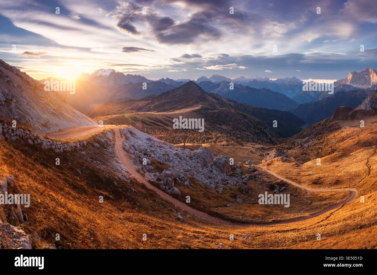Schöne Aussicht auf die Berge bei Sonnenuntergang im Herbst. Natur Stockfoto