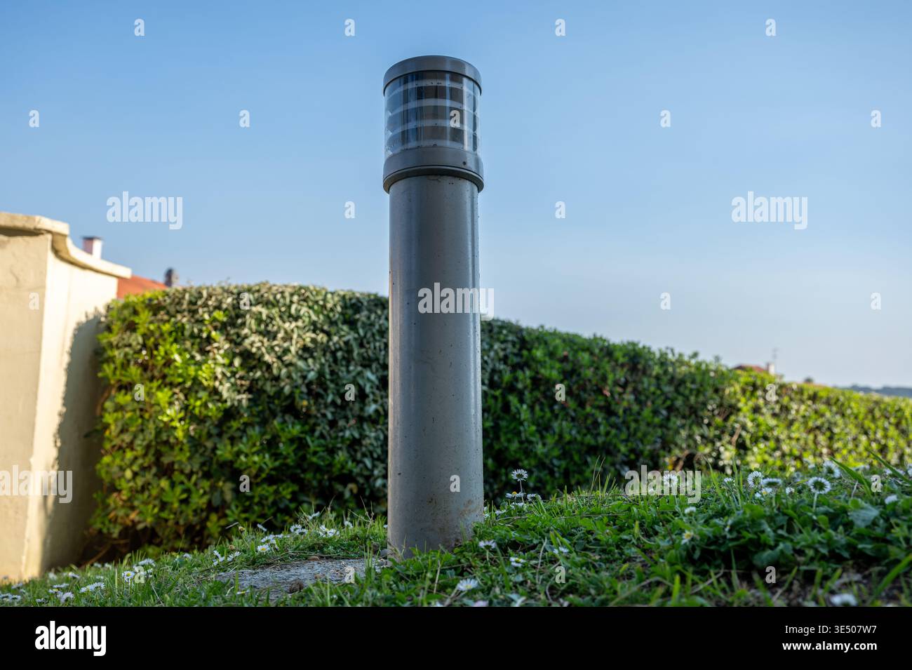 Moderner Outdoor Garten Licht Schiffspoller auf Gras Weg Landschaft Beleuchtungskörper in Park Umgebung Stockfoto