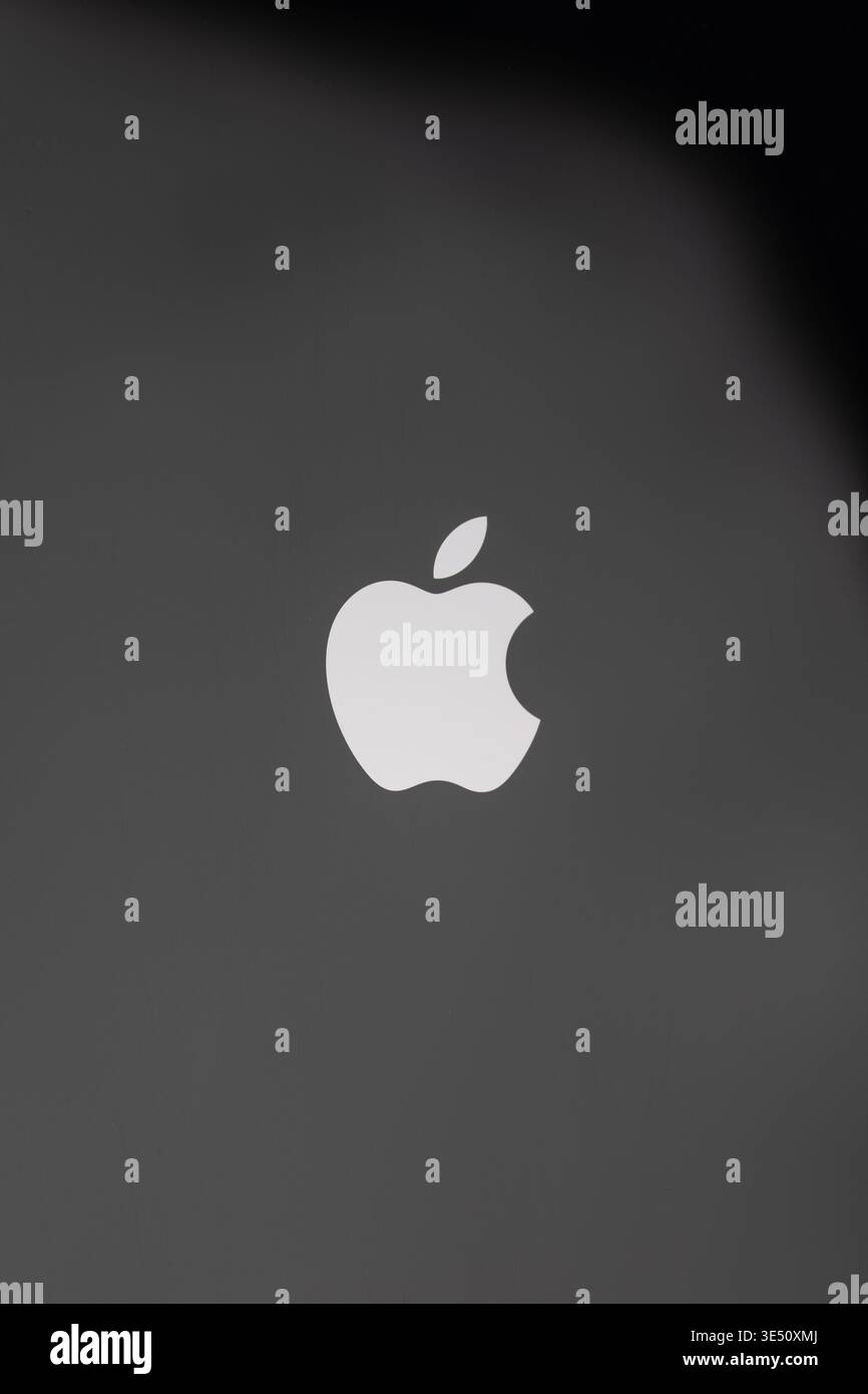 Vinkovci, Kroatien - 19. November 2025: Ein sauberes Apple-Logo sitzt auf einem stimmungsvollen schwarz-grauen Verlauf und bietet hohen Kontrast und ein modernes Gefühl. Ideal Stockfoto