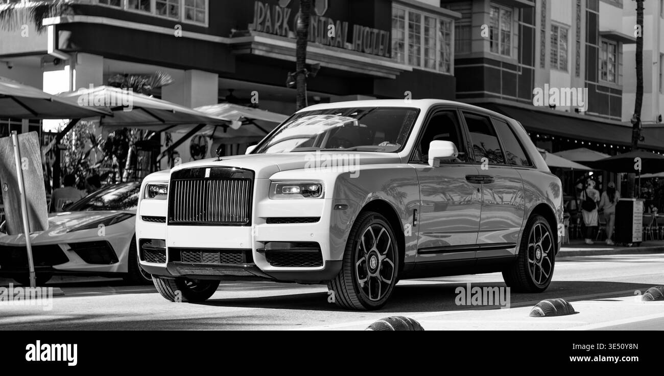 Miami, Florida, USA - 23. November 2024: 2023 Rolls Royce Cullinan SUV weiß. Luxus-SUV Rolls Royce Cullinan. Weiße Farbe Rolls Royce Stockfoto