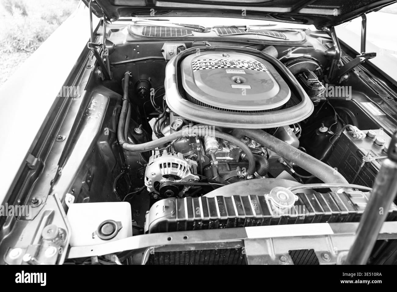 Park Ridge, Illinois, USA - 22. August 2024: 1970 Dodge Challenger Motorteil. Motorantrieb des Dodge Challenger Fahrzeugs. Motor von öffnen Stockfoto