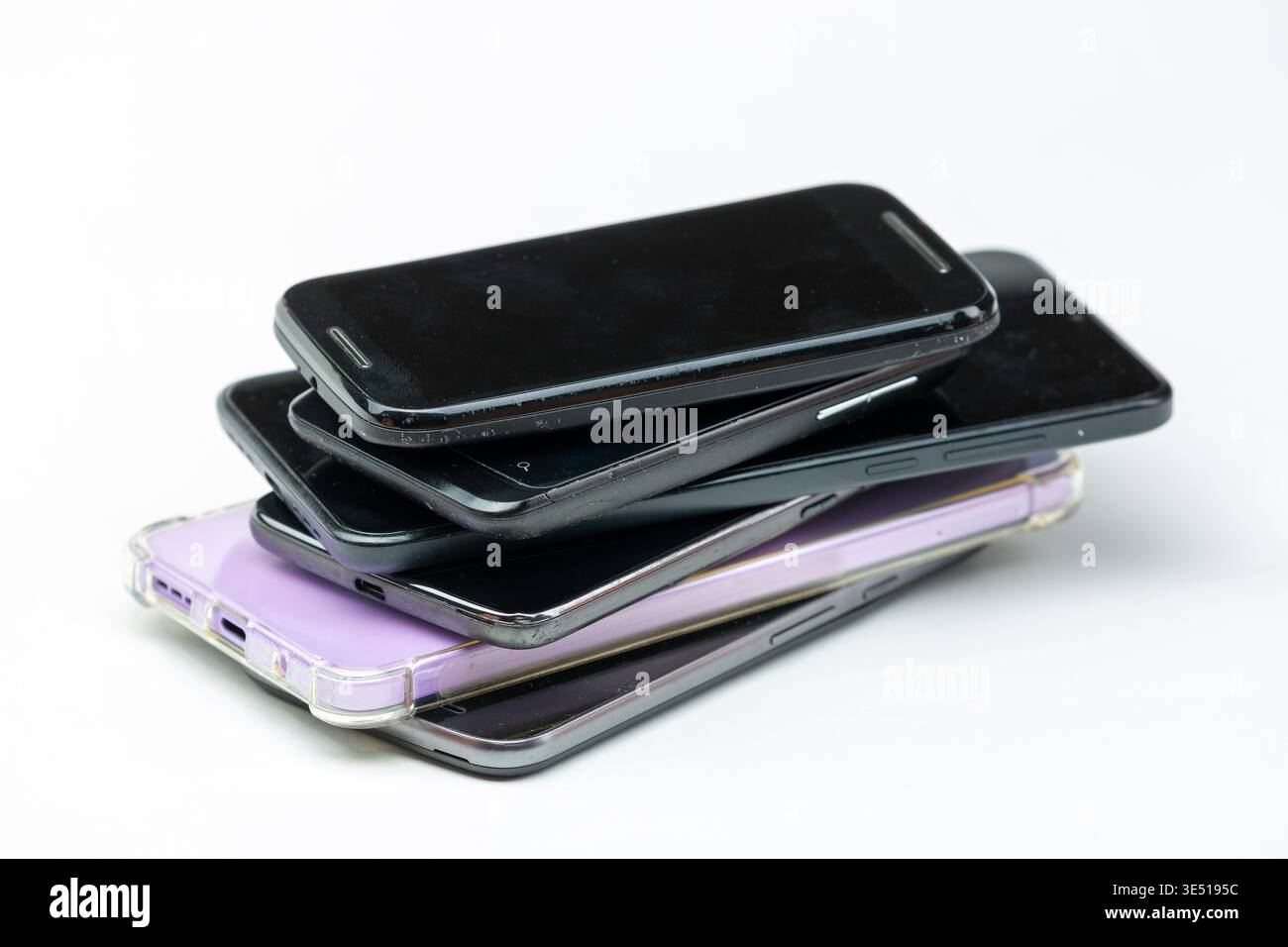 Ein Stapel gebrauchter Smartphones, oft als E-Abfall oder wiederverwertbare Gegenstände bezeichnet Stockfoto
