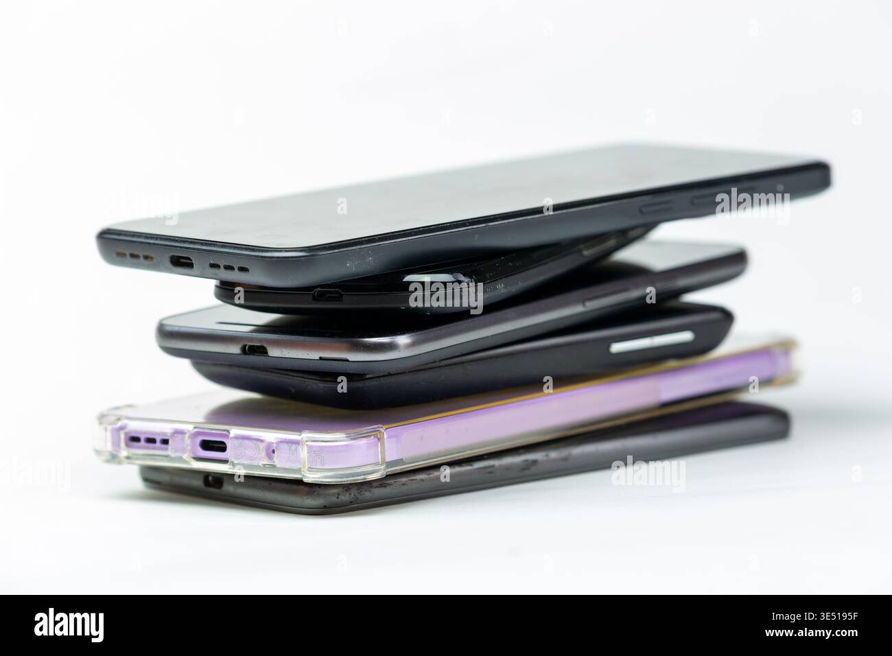 Ein Stapel gebrauchter Smartphones, oft als E-Abfall oder wiederverwertbare Gegenstände bezeichnet Stockfoto