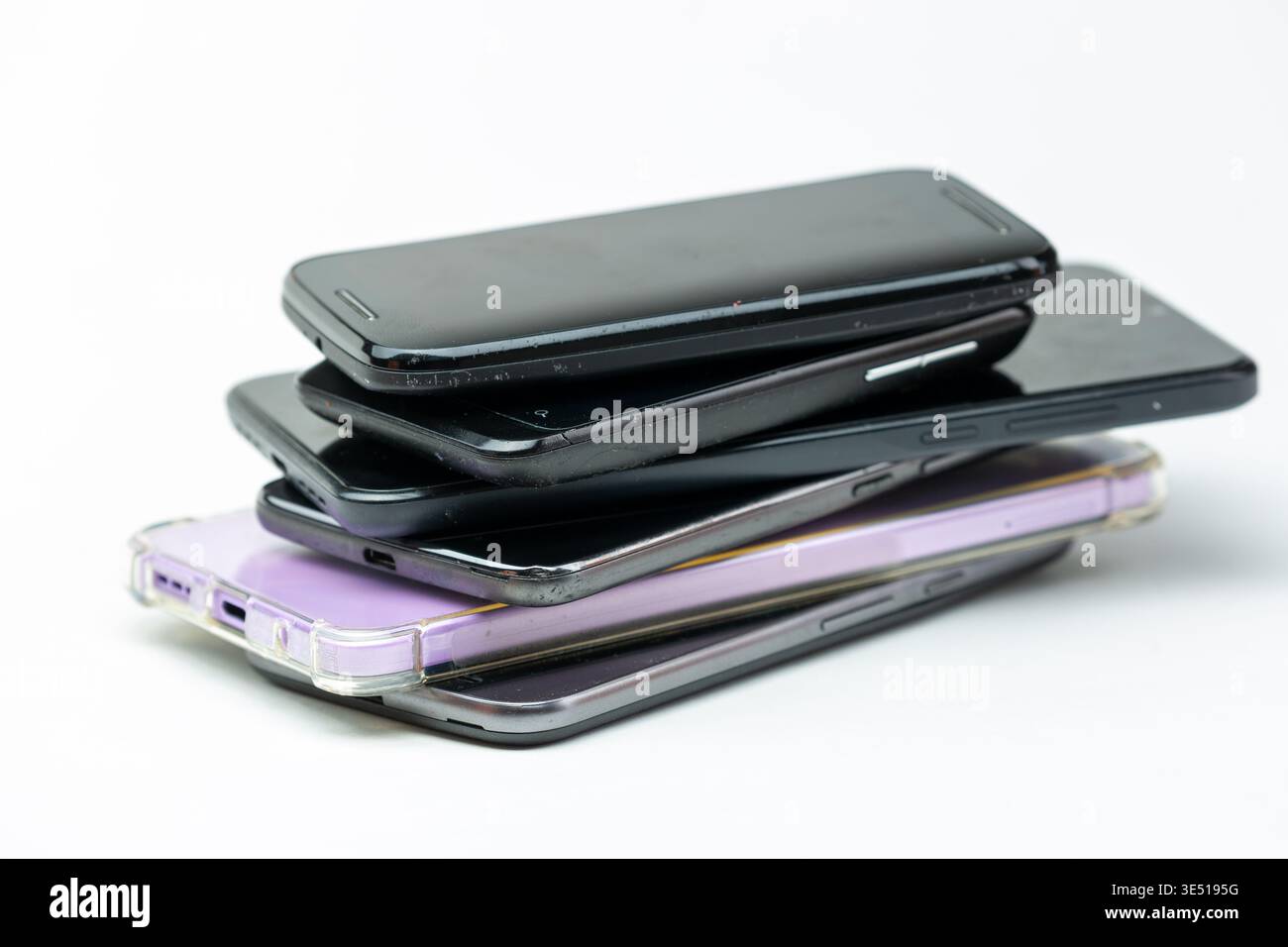 Ein Stapel gebrauchter Smartphones, oft als E-Abfall oder wiederverwertbare Gegenstände bezeichnet Stockfoto