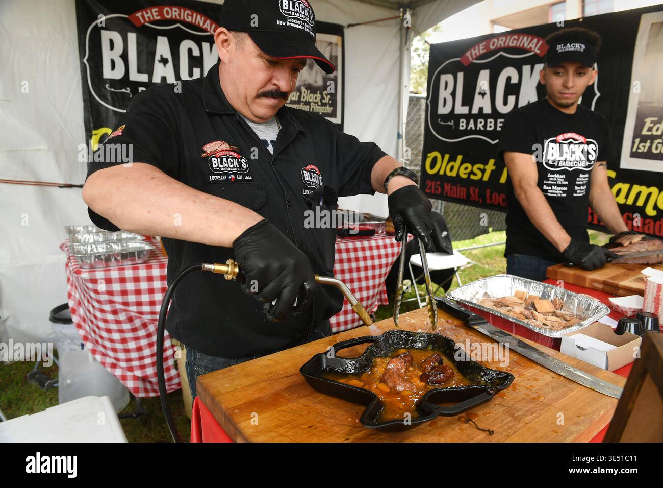 Pfirsichkopfstühle, die während des BBQ Crash Courses im Brush Square Park, Austin, Texas, am 8. März 2019 hergestellt werden. (Foto: John Anderson/The Austin Chronicle) Stockfoto