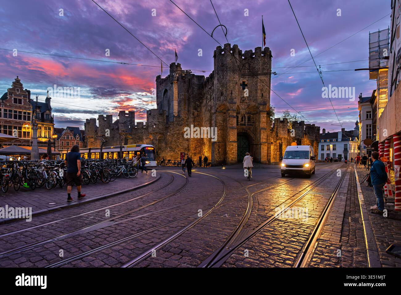 Ein farbenfroher Abendhimmel über dem beleuchteten Schloss Gravensteen im historischen Stadtzentrum von Gent, Belgien. Stockfoto