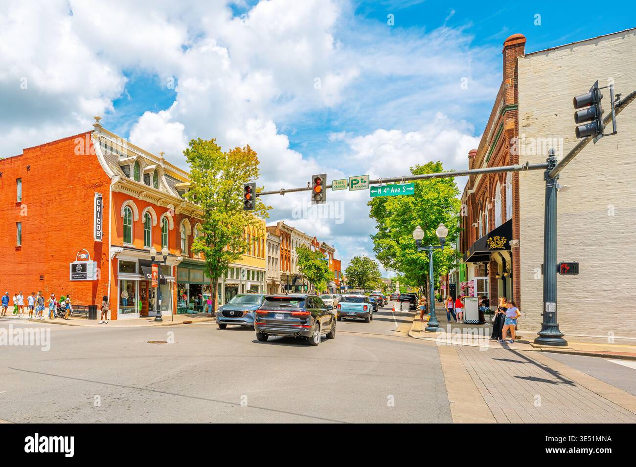 Gut erhaltene Gebäude mit Geschäften und Cafés entlang der Main Street im historischen Stadtzentrum der bezaubernden Südstadt Franklin, Tennessee Stockfoto