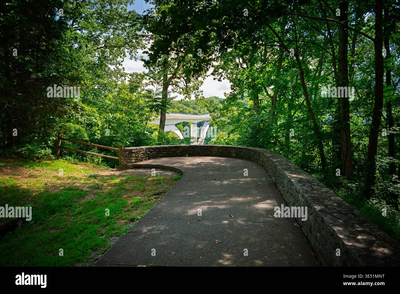 Ein schattiger Pfad, der zum Aussichtspunkt führt, mit Blick auf die Natchez Trace Parkway Double Arch Bridge in Franklin, Tennessee Stockfoto