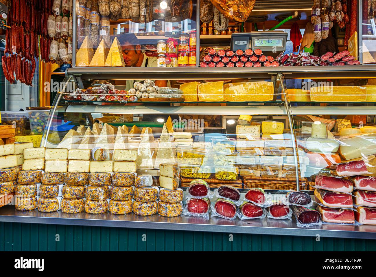 Ein Outdoor-Imbissstand auf einem Straßenmarkt in Bozen, Italien, in der Provinz Nordtirol, der speziell eine große Auswahl an lokalen Speisen präsentiert Stockfoto