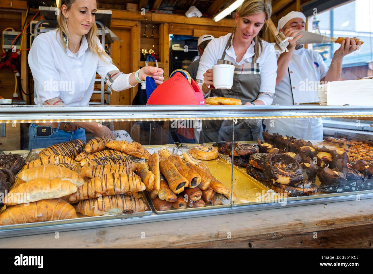 Einheimische Österreicher verkaufen Gebäck und Süßigkeiten an einem Foodstand während des Rupertikirtags im alten Stadtzentrum von Salzburg, Österreich. Stockfoto