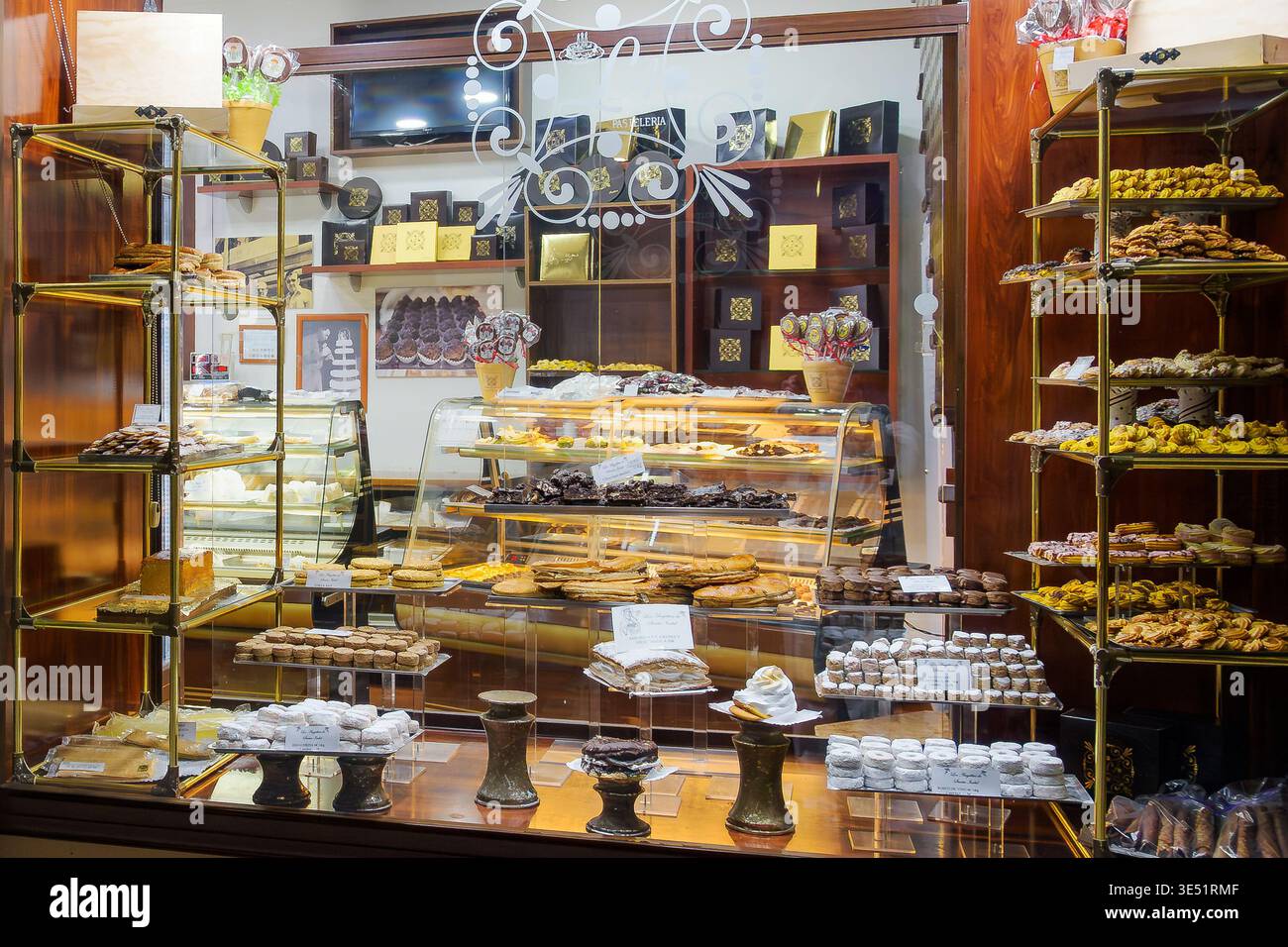 Pasteles, Bolleria und Tortas in einer Pasteleria, eine Bäckerei, die auf Desserts, Kuchen, Kekse und Süßigkeiten spezialisiert ist in Sevilla Spanien. Stockfoto