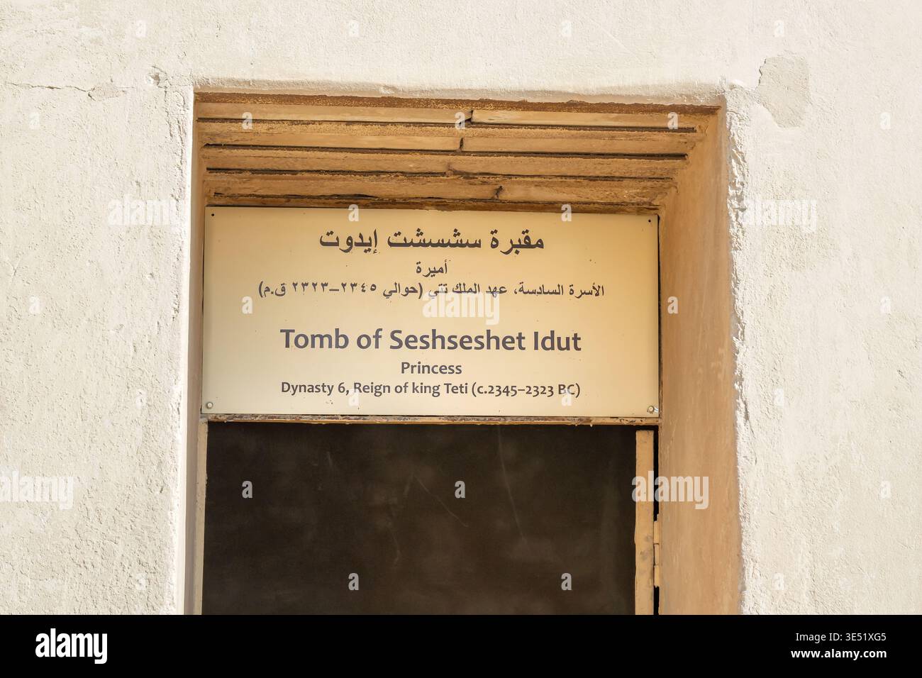 Eintritt und Informationsschild am Grab von Prinzessin Seshseshet Idut, Tochter von König Unas, in der antiken Sakkara Nekropolis in Sakkara, Ägypten. Stockfoto