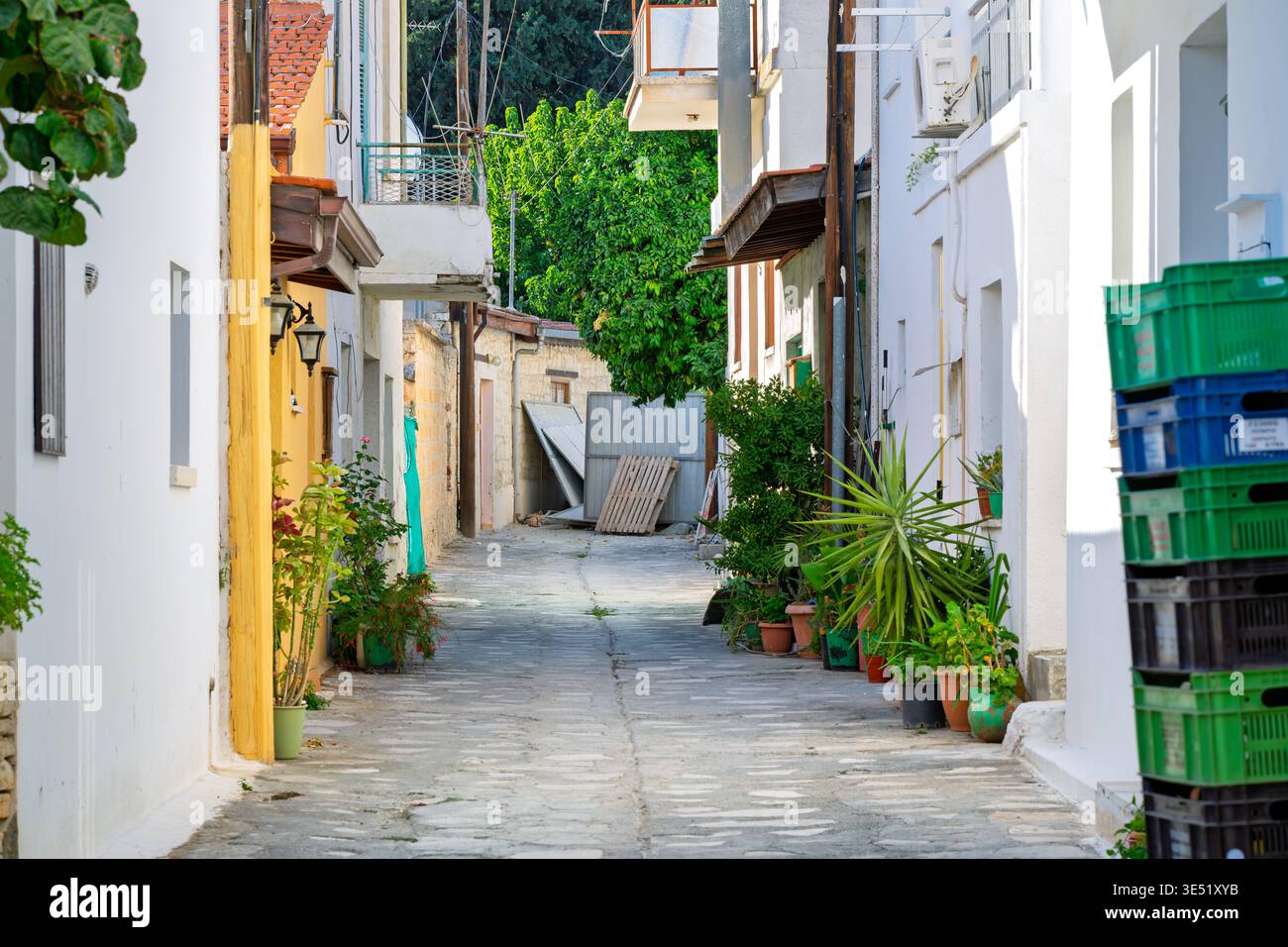 Eine Wohnstraße im mittelalterlichen Dorf Omodos auf der Insel Zypern. Stockfoto